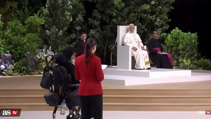 img of Carolina Marín y Teresa Perales al Papa León XIV