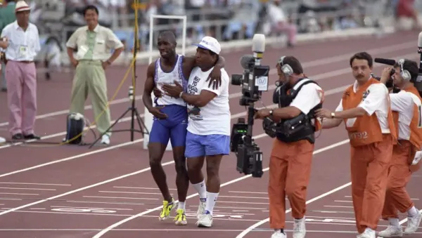 img of Derek Redmond llega a la meta ayudado por su padre
