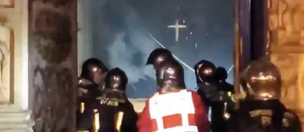 img of La conversión de un bombero en el fuego de Notre Dame