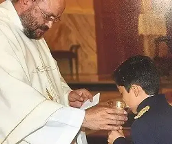 img of Un niño de primera comunión no pide regalos sino dinero para una ONG
